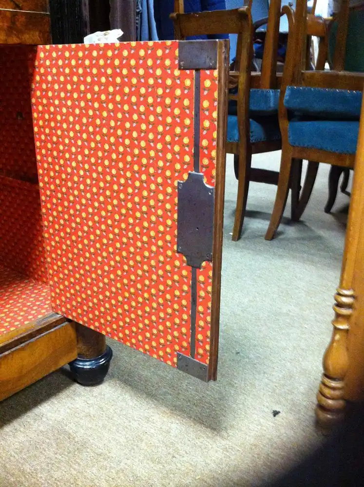 Eleganter kleiner Biedermeier-Sekretär mit schönen Furnierbild. 8