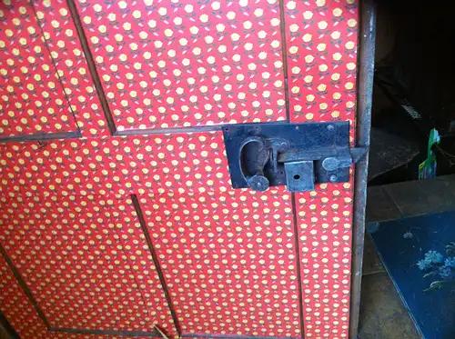 Schöner kleiner bemalter Bauernschrank datiert „1850“