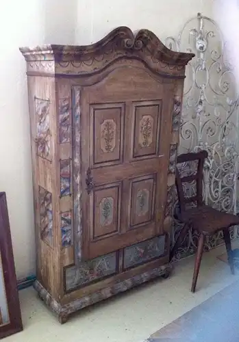 Schöner kleiner bemalter Bauernschrank datiert „1850“