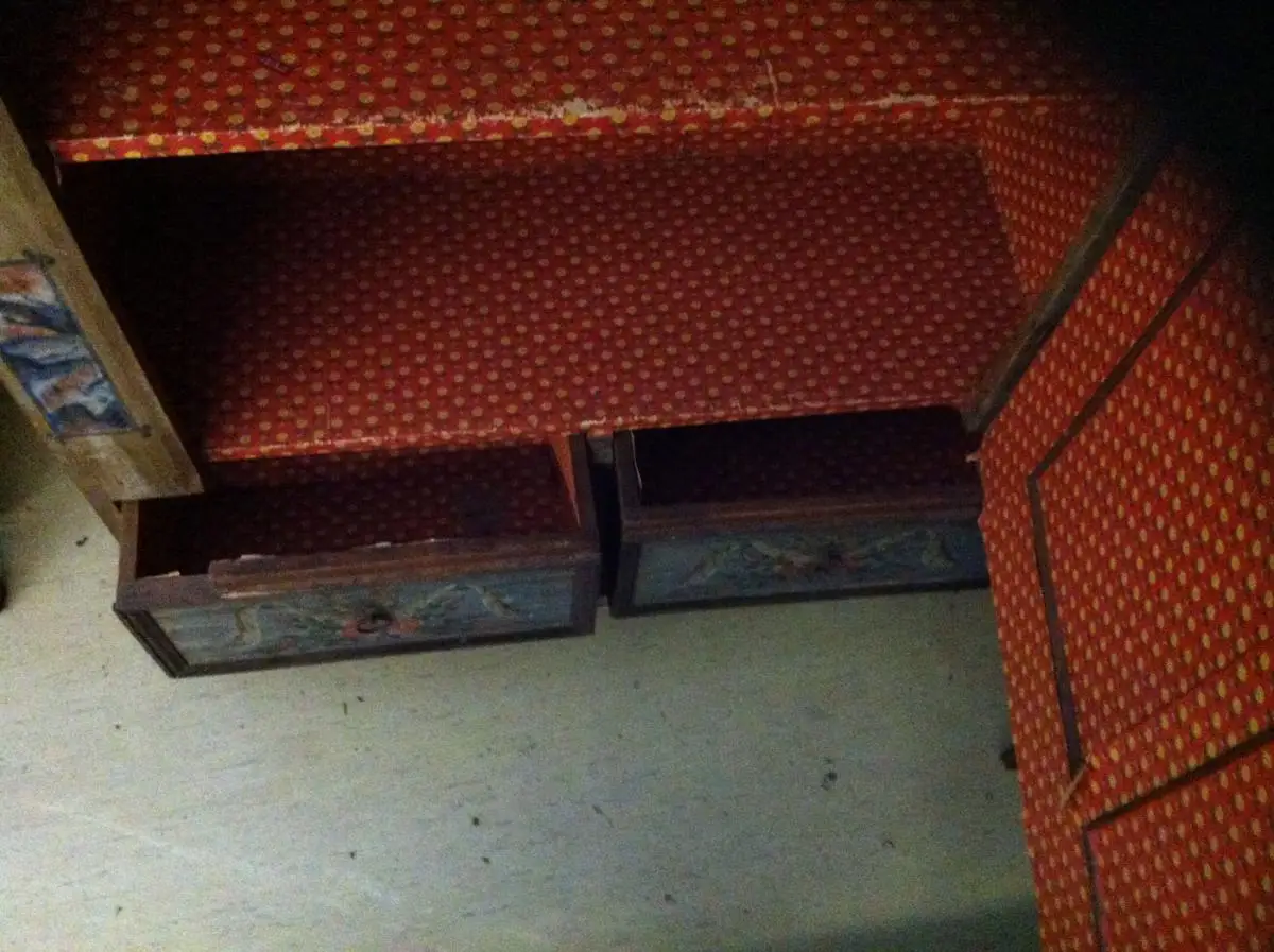 Schöner kleiner bemalter Bauernschrank datiert „1850“ 5