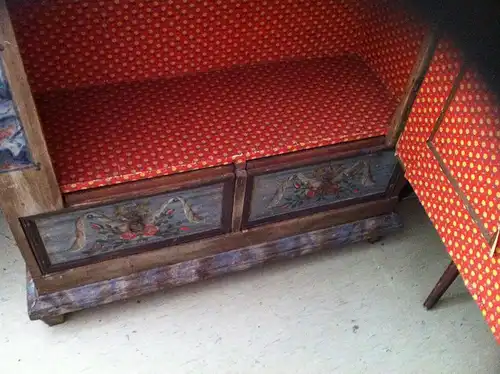 Schöner kleiner bemalter Bauernschrank datiert „1850“