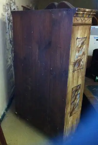 Schöner kleiner bemalter Bauernschrank datiert „1850“