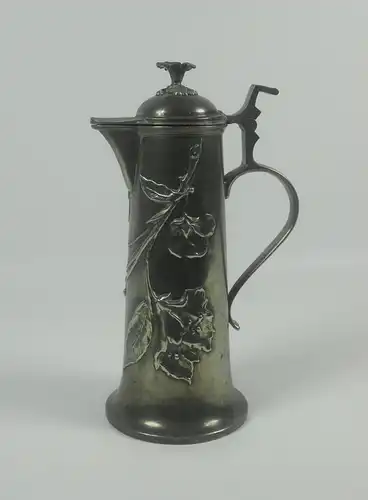 Zinn, schöne Jugendstil Weinkanne mit floralem Dekor.