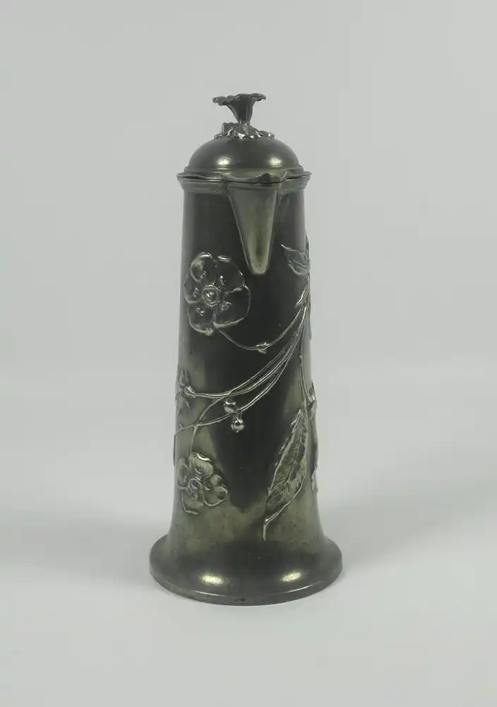 Zinn, schöne Jugendstil Weinkanne mit floralem Dekor. 1