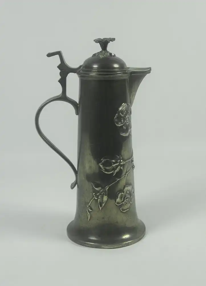 Zinn, schöne Jugendstil Weinkanne mit floralem Dekor. 2