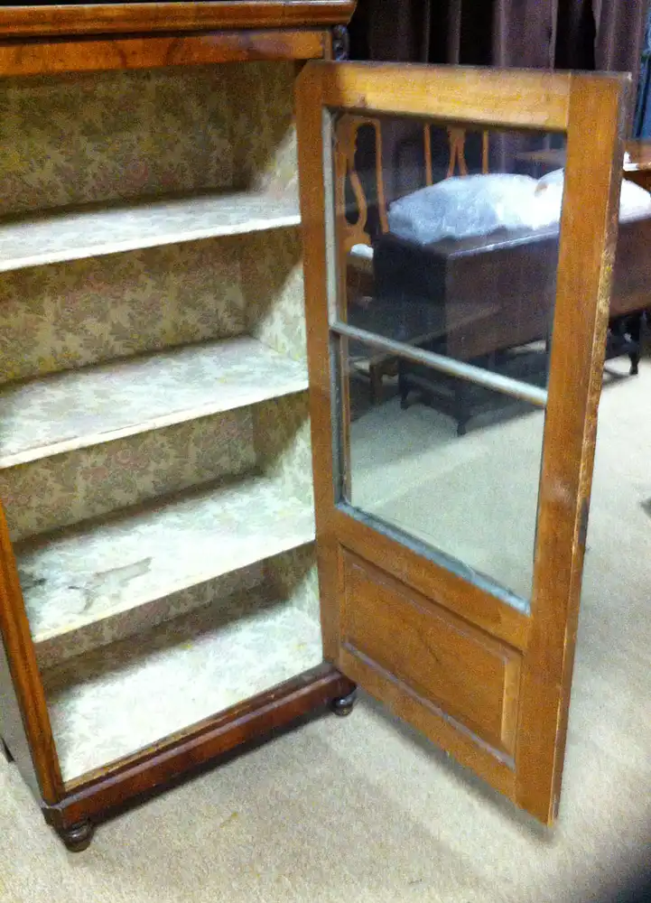 Elegante kleine Vitrine des Spätbiedermeier 2