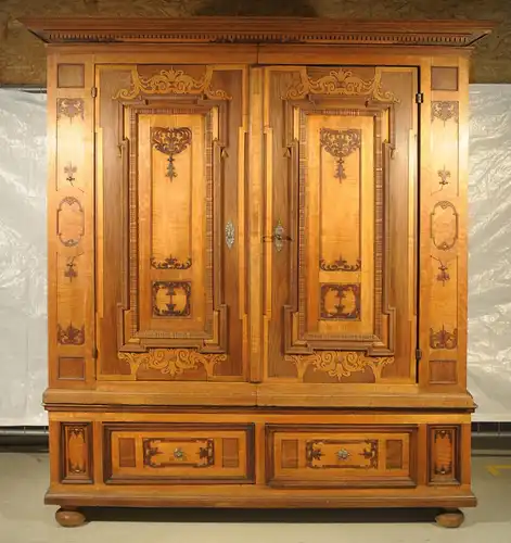 Großer Barockschrank