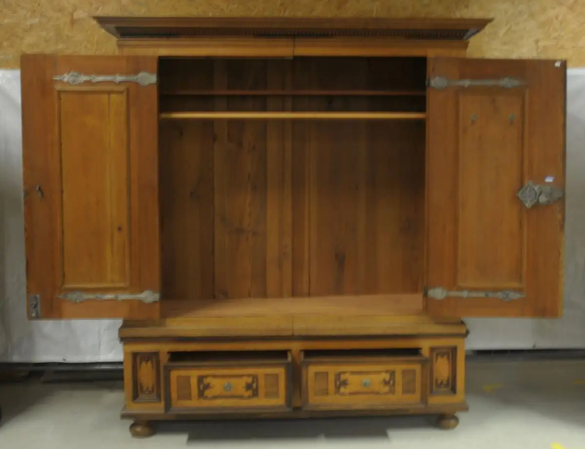 Großer Barockschrank 10