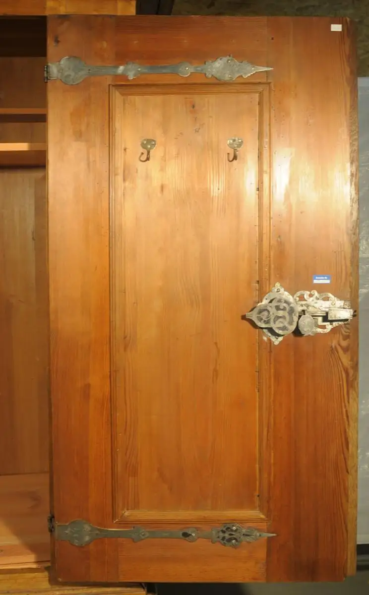 Großer Barockschrank 7