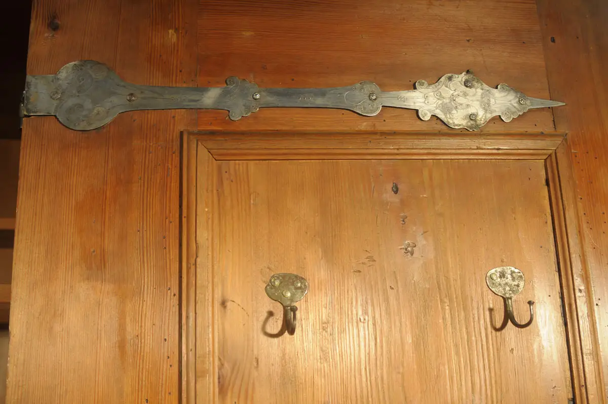 Großer Barockschrank 8