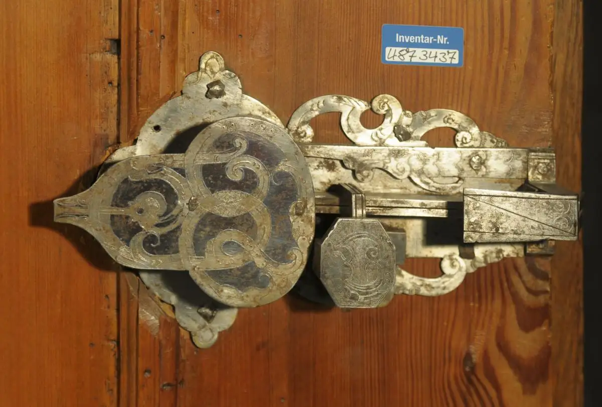 Großer Barockschrank 9