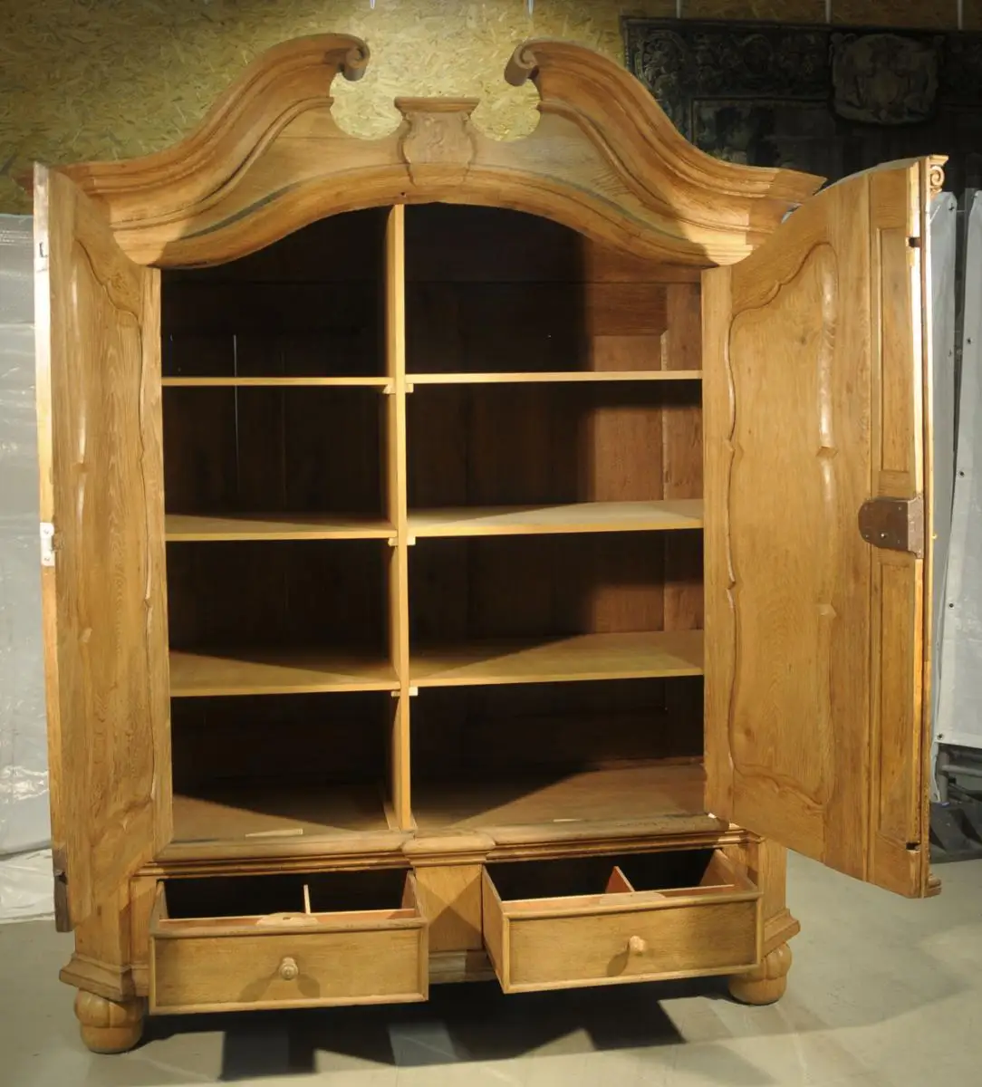 Großer Barockschrank 2