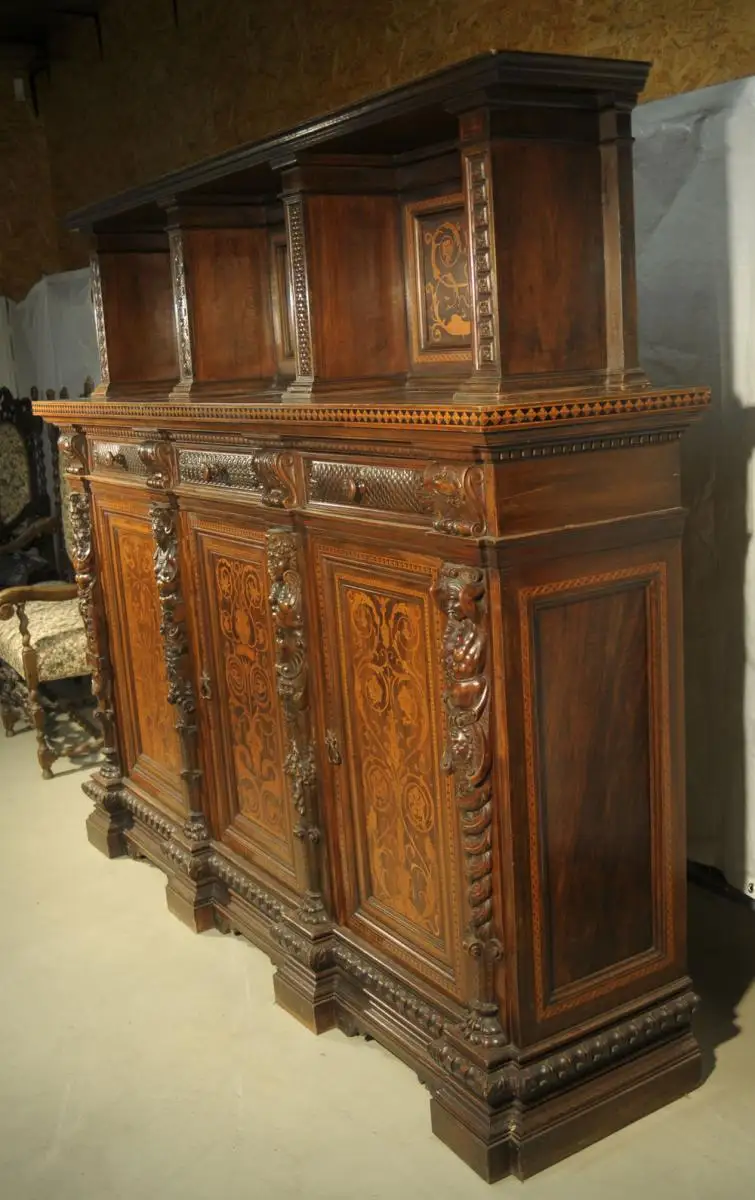 Großer Fassadenschrank 1