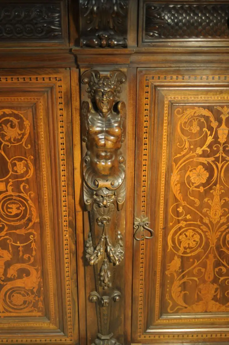 Großer Fassadenschrank 6