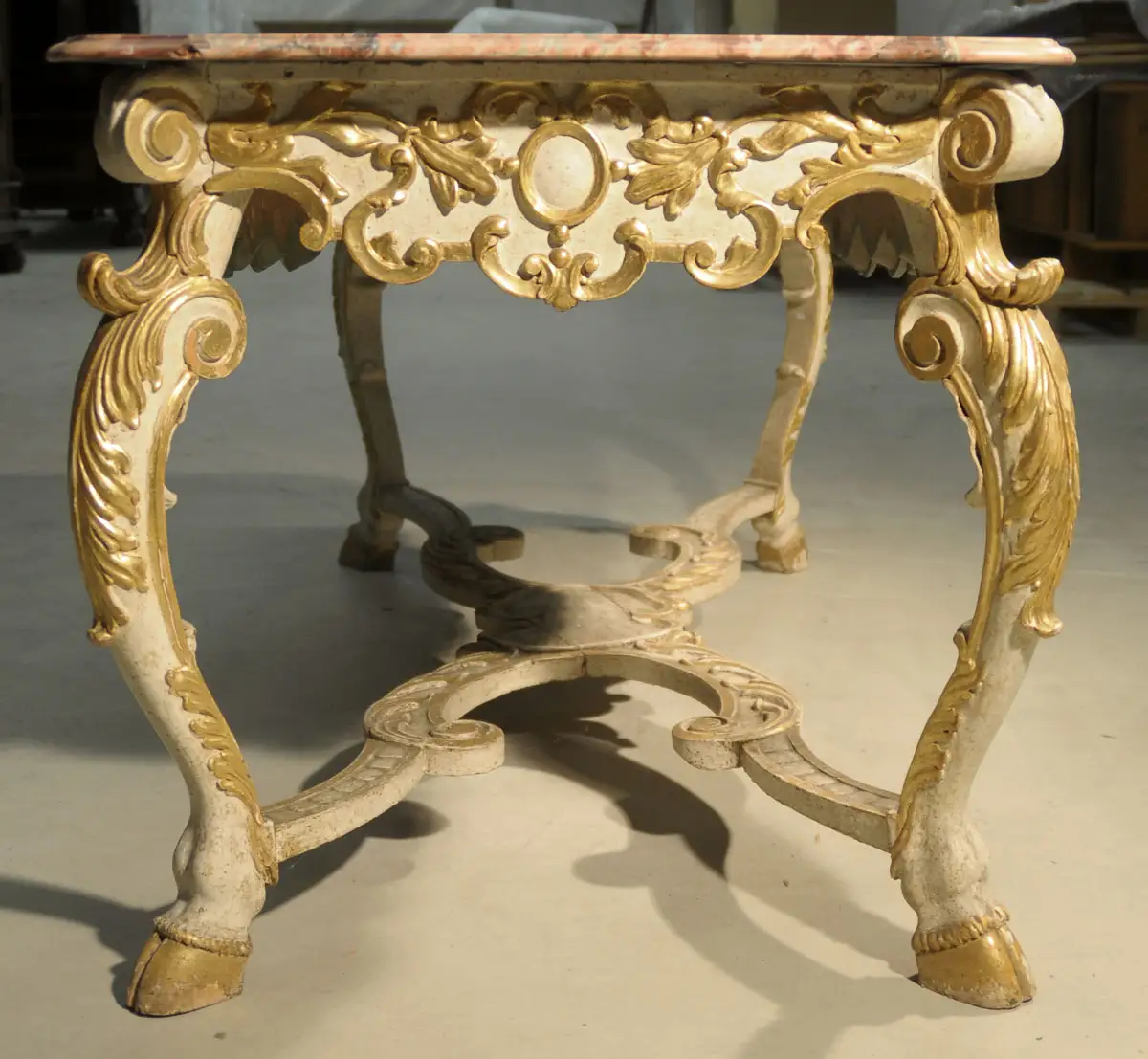 Großer Tisch mit Steinplatte,  Italien um 1710. 1