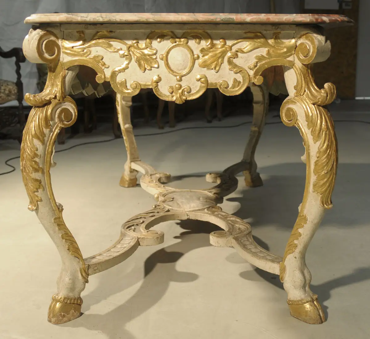 Großer Tisch mit Steinplatte,  Italien um 1710. 2