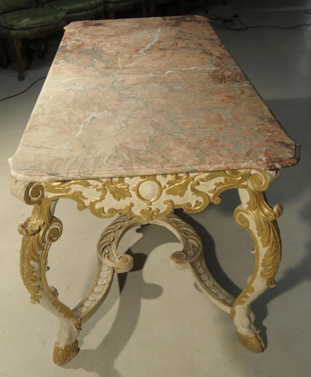 Großer Tisch mit Steinplatte,  Italien um 1710. 4
