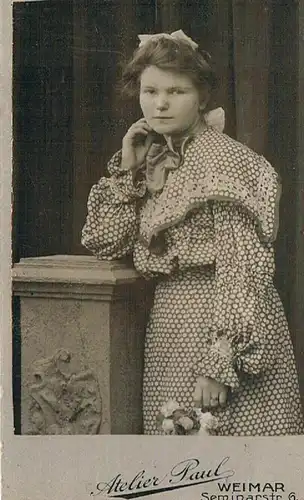 Fotografie Paul, Weimar - Porträt Frau angelehnt, Fotografie. Fotobild
