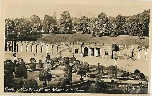 AK Coburg. Schloßplatz mit den Arkaden u. der Veste. ca. 1913, Postkarte