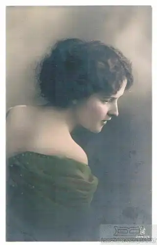 AK Hübsches junges Fräulein, Postkarte. Fotokarte, ca. 1912, gebraucht, g 278123