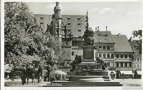 AK Schweinfurt. Rückert-Denkmal mit Rathaus. ca. 1938, Postkarte. Ca. 1938