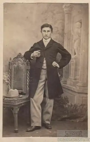 Portrait bürgerlicher junger Herr Zigarre, Hut und Stuhl, Fotografie. Fotobild