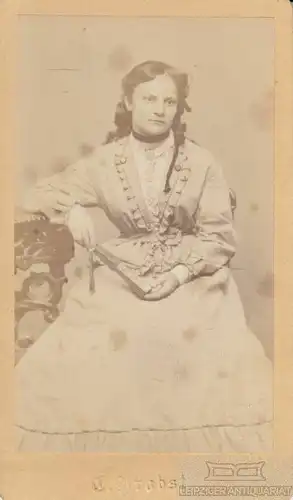Portrait bürgerliche sitzende Dame mit Fächer, Fotografie. Fotobild