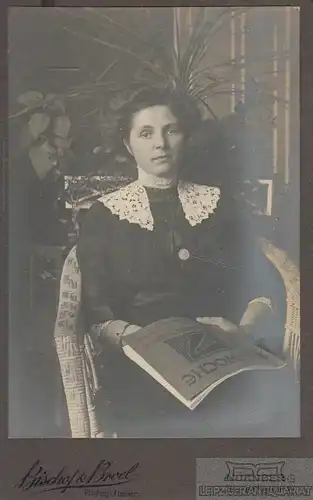 Portrait Käthe Stammberger - Frau im Korbsessel mit Zeitschrift... Fotografie