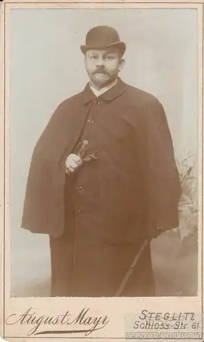 Portrait bürgerlicher Herr mit Igelschnitt im Mantel mit Melone, Fotografie