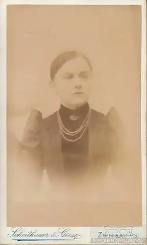 Portrait bürgerliches junges Fräulein mit Puffärmeln und Ketten, Fotografie