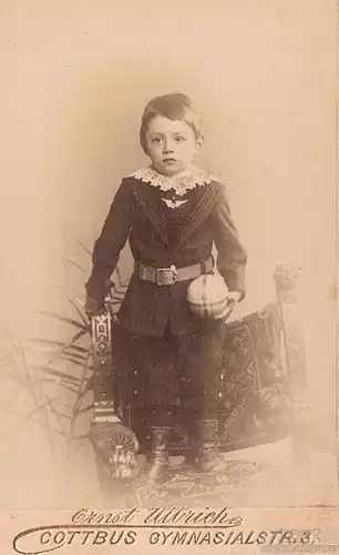Fotografie Ulbrich, Cottbus - Portrait Kind mit Ball. 1893, Fotografie. F 274963