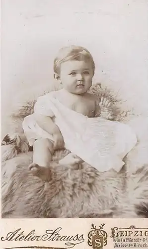 Fotografie Strauss, Leipzig - Portrait Kind auf Fell, Fotografie. Fotobild