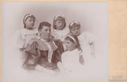 Fotografie W. Biede, Nürnberg - Portrait Mutter mit vier Töchtern, Fotografie