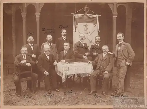 Gruppenfoto 10 Herren am Tisch mit Dolchen - Heil Kunibert. Fotobild