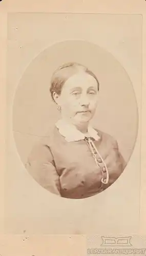 Portrait bürgerliche betagte Dame mit Taschenuhr, Fotografie. Fotobild