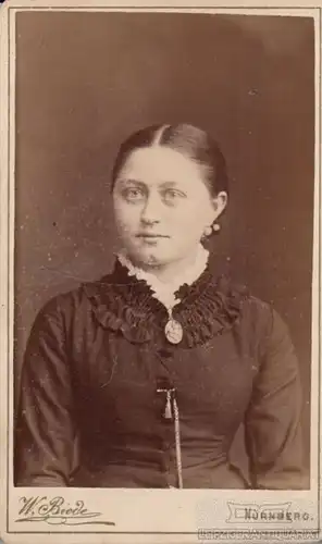 Fotografie W. Biede, Nürnberg - Portrait junges Fräulein, Fotografie. Fotobild
