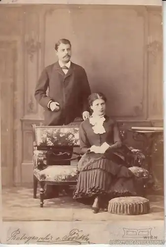 Portrait Anna und Theodor Klein - bürgerliches Paar mit Sofa und... Fotografie
