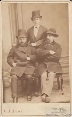 Portrait Drei Männer mit Bart und Hut, Fotografie. Fotobild, ca. 1875