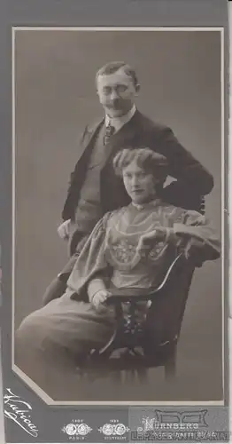 Portrait bürgerliches Paar mit Nasenkneifer und Kette, Fotografie. Fotobild