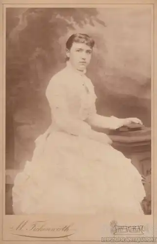 Portrait Junge Frau im weißen Kleid, Fotografie. Fotobild, gebraucht, gut