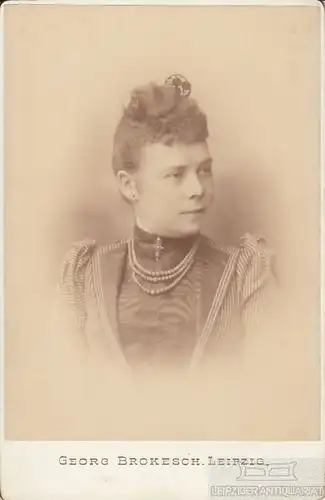 Fotografie Brokesch, Leipzig - Portrait bürgerliche Frau mit... Fotografie. 1889