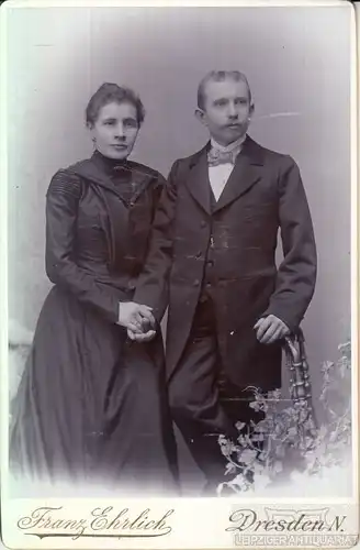 Portrait bürgerliches dunkel gekleidetes Paar, Fotografie. Fotobild
