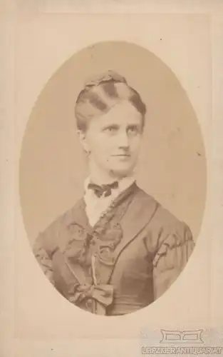 Portrait Frau mit Ohrschmuck und Spitzenkragen, Fotografie. Fotobild, ca. 1879