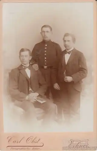 Portrait Drei Männer - Einer in Uniform, zwei im Anzug, Fotografie. Fotobild
