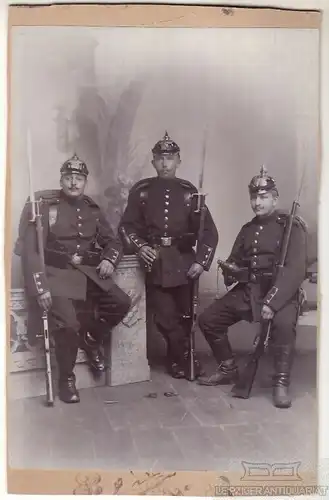 Portrait Drei preußische Soldaten mit Pickelhaube und Gewehren mit... Fotografie