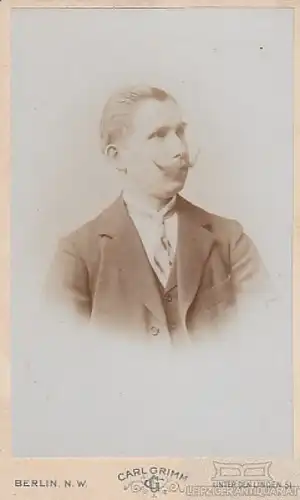 Portrait bürgerlicher Herr im Anzug mit Schnurrbart, Fotografie. Fotobild