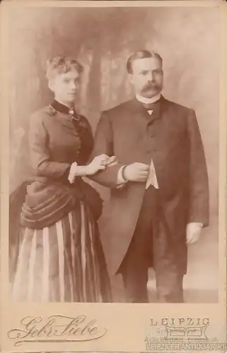 Portrait festlich gekleidetes bürgerliches Paar, Fotografie. Fotobild