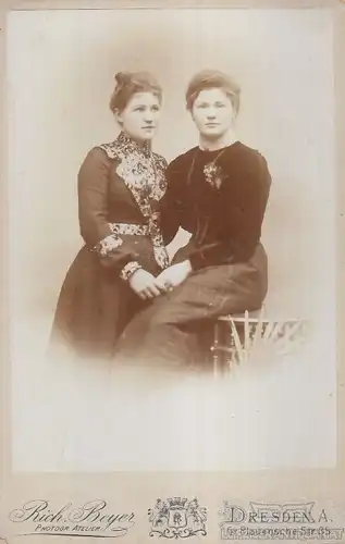 Portrait zwei bürgerliche junge Damen (Schwestern), Fotografie. Fotobild
