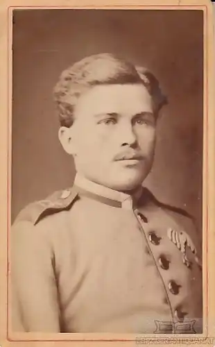 Fotografie W. Biede, Nürnberg - Portrait Junger Mann in Uniform, Fotograf 264928
