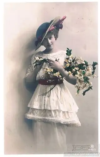 AK Hübsches junges Fräulein, Postkarte. Fotokarte, ca. 1917, gebraucht, gut